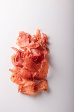 Kuru tavuk dilimleri, kurutulmuş et yığını beyaz arka planda. Uzayı kopyala, üst görünüm. Reklam pankartı, şablon. Ürün sunumu. Dikey çekim.