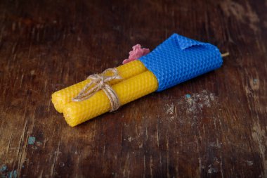 İki mavi sarı desenli doğal bal mumu. Kırsal ahşap masa zemininde jüt halatla bağlanmış. Yakın çekim, boşluğu kopyala