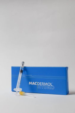 İzmail, Ukrayna. Haziran 2024. Biyolojik evrim hazırlama Macdermol Hidro yüz güzelliği enjeksiyonları, yaşlanmayı önleyen cilt hidrasyonu, gençleştirme ve mezoterapi için şırıngalar. Beyaz arkaplan, alanı kopyala