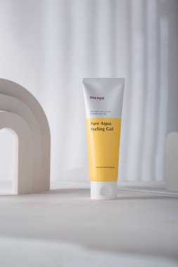 İzmail, Ukrayna. Temmuz 2024. Beton kemer desenli beyaz arka planda Manyo Kore kozmetik tüpü. Uzayı kopyala Doğal Saf Su Kabuğu Jölesi.