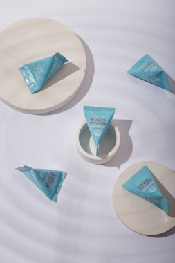 İzmail, Ukrayna. Temmuz 2024. Etude House Fırın Tozu Crunch Pore Fırçası. Kore kozmetik paketleri beton tezgahta, beyaz arka planda. Uzayı kopyala Ürün sunumu, reklam afişi