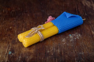 İki mavi sarı desenli doğal bal mumu. Kırsal ahşap masa zemininde jüt halatla bağlanmış. Yakın çekim, boşluğu kopyala