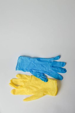 Beyaz arka planda mavi, tek kullanımlık tıbbi eldivenler, kopyalama alanı. Hastane ya da laboratuvar koruyucu ekipmanı. Ukrayna konseptinde tıp.