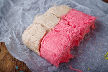 Pamuk helva, ejderha sakalı ya da pamuk helva olarak da bilinir. Hafif helva, geleneksel Türk tatlıları. Kağıt üzerinde tatlı, ahşap zemin