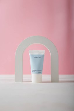 İzmail, Ukrayna. 16 Ağustos 2024. Pembe arka planda Pyunkang Yul düşük pH Pore Deep Cleansing köpüğü. Cilt bakım kozmetik ürünleri, beton dekoratif elementler. Boşluğu kopyala.