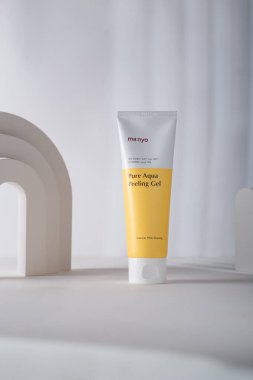 İzmail, Ukrayna. 6 Temmuz 2024. Beton kemer desenli beyaz arka planda Manyo Kore kozmetik tüpü. Uzayı kopyala Doğal Saf Su Kabuğu Jölesi.