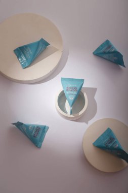 İzmail, Ukrayna. 6 Temmuz 2024. Etude House Fırın Tozu Crunch Pore Fırçası. Kore kozmetik paketleri beton tezgahta, beyaz arka planda. Uzayı kopyala Ürün sunumu, reklam afişi