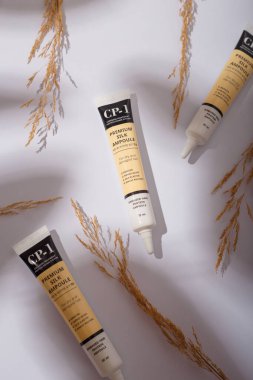 İzmail, Ukrayna. 6 Temmuz 2024. Beyaz arka planda üç Kore kozmetik tüpü. CP-1 seramik tedavisi Protein saç onarım sistemi. Kuru ve hasarlı saçlar için kaliteli ipek ampul