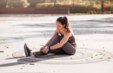 Spor salonundaki kadın yaz parkında yoga egzersizleri yapıyor. Spor Sağlıklı Konsept.