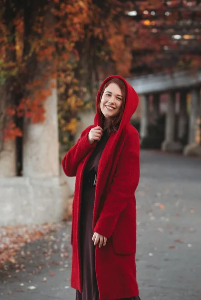 Sonbaharda Bordo Bir Palto Giyen Zarif Genç Bir Bayan Güzel — Stok fotoğraf