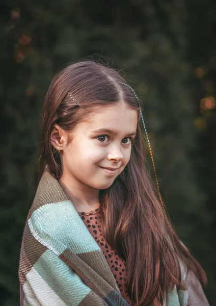 Portré Egy Fiatal Gyönyörű Barna Kislányról Szabadban Nyári Napon Szoros — Stock Fotó