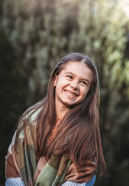 Πορτρέτο Ενός Νεαρού Όμορφη Μελαχρινή Κοριτσάκι Υπαίθρια Καλοκαίρι Κοντινό Πορτρέτο — Φωτογραφία Αρχείου