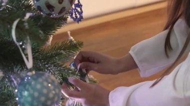 Evdeki Noel ağacını süsleyen sevimli küçük kız.