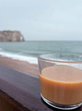 Normandiya, Fransa 'daki Etretat beyaz kayalıklarının manzarası