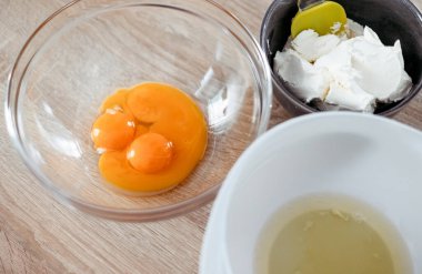 Tiramisu pişirmek için gerekli malzemeler. Yumurta, mascarpone, krema