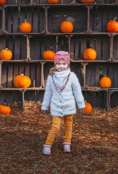 Ένα Μικρό Κορίτσι Στέκεται Γύρω Από Πολλές Μεγάλες Και Μικρές — Φωτογραφία Αρχείου