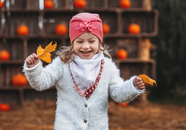 Улыбаясь Счастливая Маленькая Девочка Пальто Держа Осенние Листья Веселясь Осеннем — стоковое фото