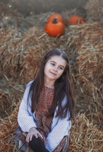 Őszi Tökbetakarítás Gyermek Narancs Tök Farmpiacon Vagy Szezonális Fesztiválon Aranyos — Stock Fotó