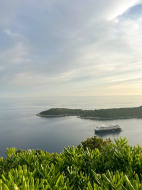 Geçip giden bir gemiyle uçsuz bucaksız denizi görmek