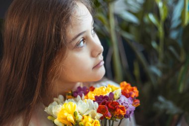 İlk bahar çiçekli kız. Frezya. Çocuk ve çiçekler