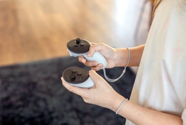 VR gözlüklü kız evde oyun oynuyor. Arttırılmış gerçeklik gözlükleriyle oynamak ve öğrenmek. Teknoloji ve Geliştirme