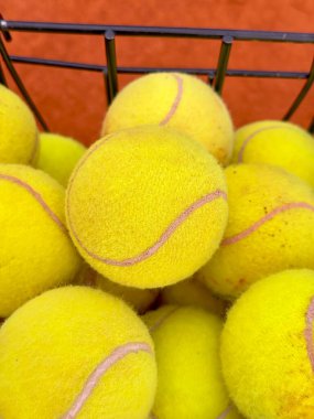 Tenis topları tenis kortunda, maçtan önce.