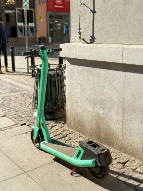 Şehrin caddesinde park etmiş elektrikli scooter. Scooter Kiralama