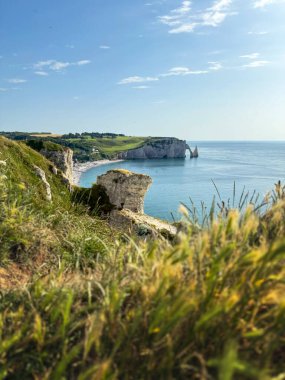 Etretat kayalıklarının manzarası. İngilizce Kanal
