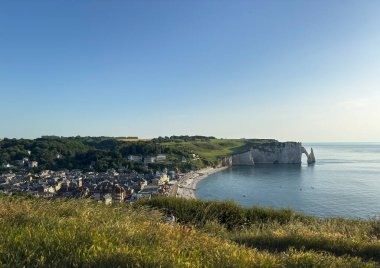 Etretat kayalıklarının manzarası. İngilizce Kanal