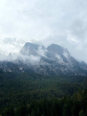 Dolomite Alplerindeki dağ zirveleri bulutlarda