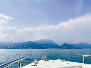 Göl manzarası ve bir su motorlu teknesinin güvertesinden dağlar. Deniz gezisi