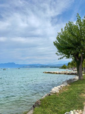 Garda Gölü 'nün yaz manzarası.