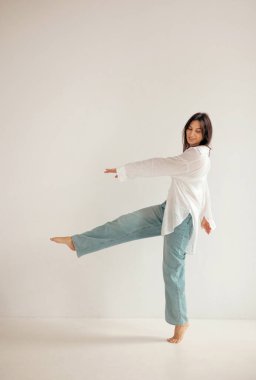 Stüdyodaki genç bayan düşünceli ve neşeli bir ruh hali içinde. Kadın karakteri.