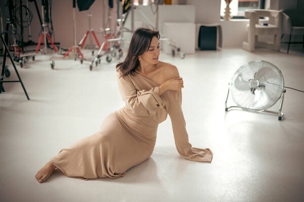 Молодая женщина в студии в задумчивом и игривом настроении. Характер женщины