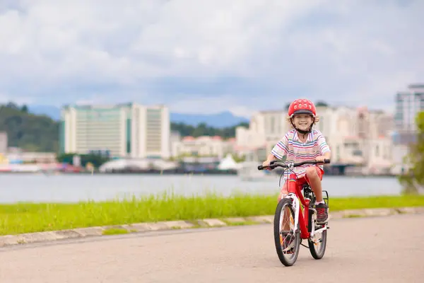Çocuk Bisikleti Güneşli Parkta Bisikletli Bir Çocuk Küçük Çocuk Sıcak — Stok fotoğraf