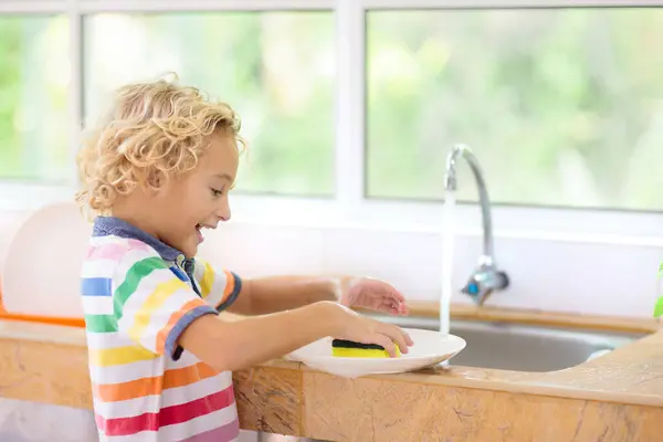 Πλύσιμο Παιδιών Δουλειές Παιδί Λευκή Κουζίνα Καθαρίζει Πιάτα Μετά Μεσημεριανό — Φωτογραφία Αρχείου