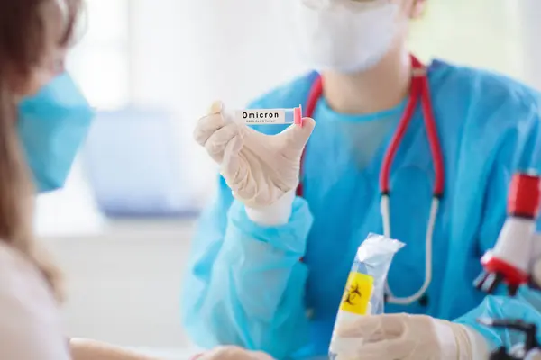 Covid Omicron Versiyonu Test Ediliyor Hastane Laboratuvarında Coronavirus Testi Yeni Telifsiz Stok Imajlar
