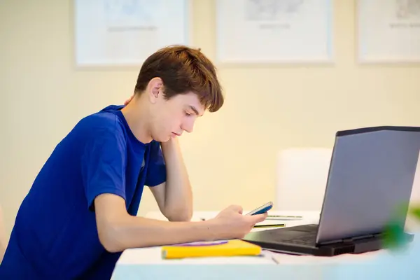 ホームスクーリングだ 子供たちは家から学ぶ 遠隔学校 隔離中の高校生のためのオンライン教育 ラップトップとタブレットコンピュータを持つ大学生 10代の男の子が宿題をして ストック画像