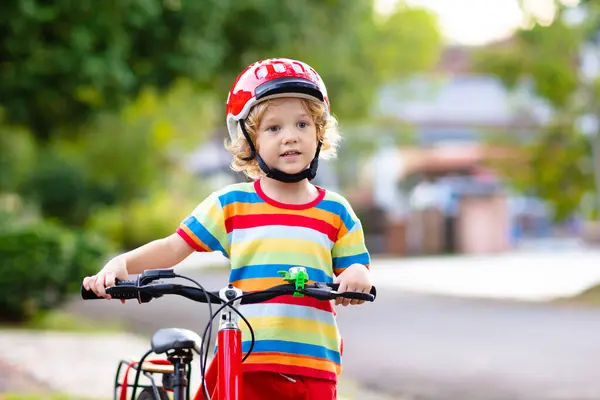 Дети Велосипеде Парке Дети Ходят Школу Велосипедных Шлемах Маленький Мальчик Стоковое Фото
