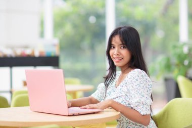 Dizüstü bilgisayarı olan güzel bir kız. Restoranda bilgisayarla çalışan uzun saçlı genç bir kadın. Ödev yapan bir öğrenci. Serbest internet işi. Blogger blog yazma iletisi.