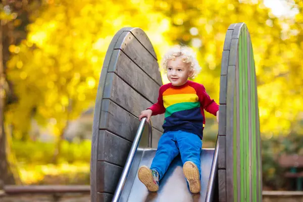 Děti Hřišti Hrají Děti Podzimním Parku Dítě Skluzavka Houpačka Slunečného — Stock fotografie