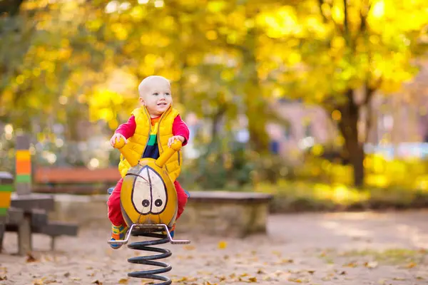 Děti Hřišti Hrají Děti Podzimním Parku Dítě Skluzavka Houpačka Slunečného — Stock fotografie
