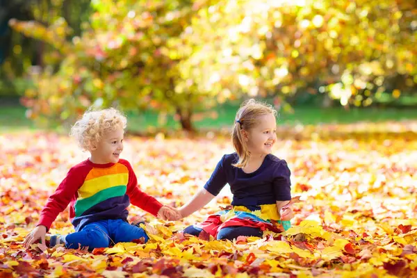 Crianças Brincam Parque Outono Crianças Jogando Folhas Bordo Amarelas Rapaz Imagens Royalty-Free