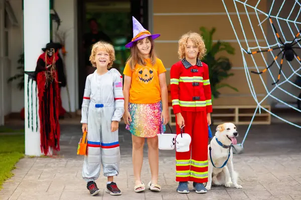 Crianças Enganam Tratam Noite Halloween Vestiu Crianças Porta Casa Decorada Imagens Royalty-Free
