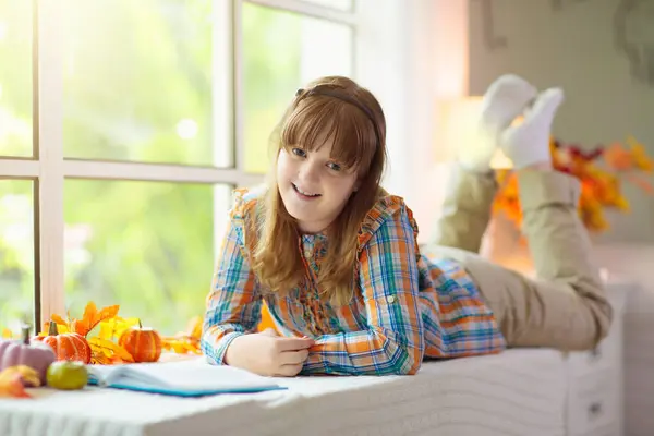 Dziecko Wyglądające Przez Okno Jesień Przytulne Dekoracje Domu Rodzinnego Dzieci Obraz Stockowy