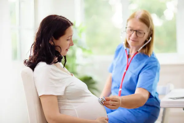 Doktor Hamile Kadını Muayene Ediyor Hamilelik Kontrolü Doğum Öncesi Muayenesi — Stok fotoğraf