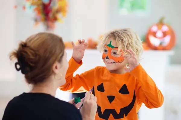 Anak Dan Ibu Dengan Kostum Halloween Trik Atau Memperlakukan Anak Stok Lukisan  