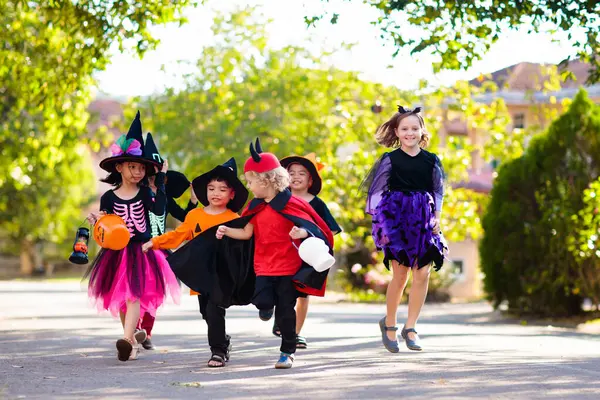 Criança Disfarçada Halloween Raça Mista Asiático Caucasiano Crianças Truque Deleite Fotografia De Stock