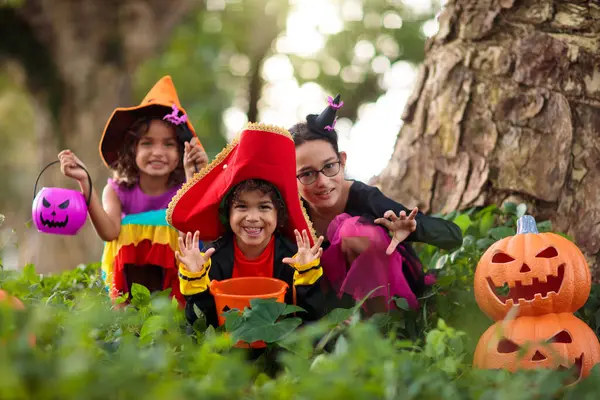 Ребенок Костюме Хэллоуина Смешанные Дети Расы Родители Выпрашивают Сладости Улице Стоковое Изображение