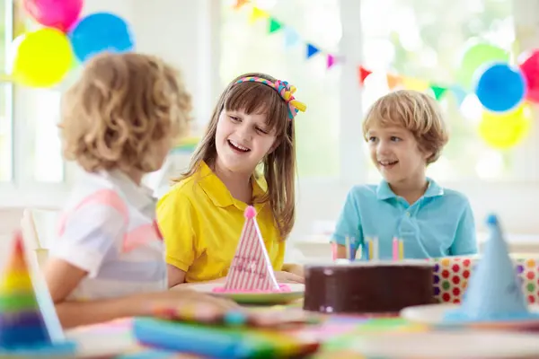 Kindergeburtstag Kind Bläst Kerzen Auf Kuchen Und Öffnet Geschenke Pastellfarbenes Stockbild